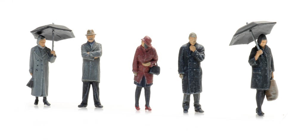 Passengers in rain, Article number: 5870003, HO scale