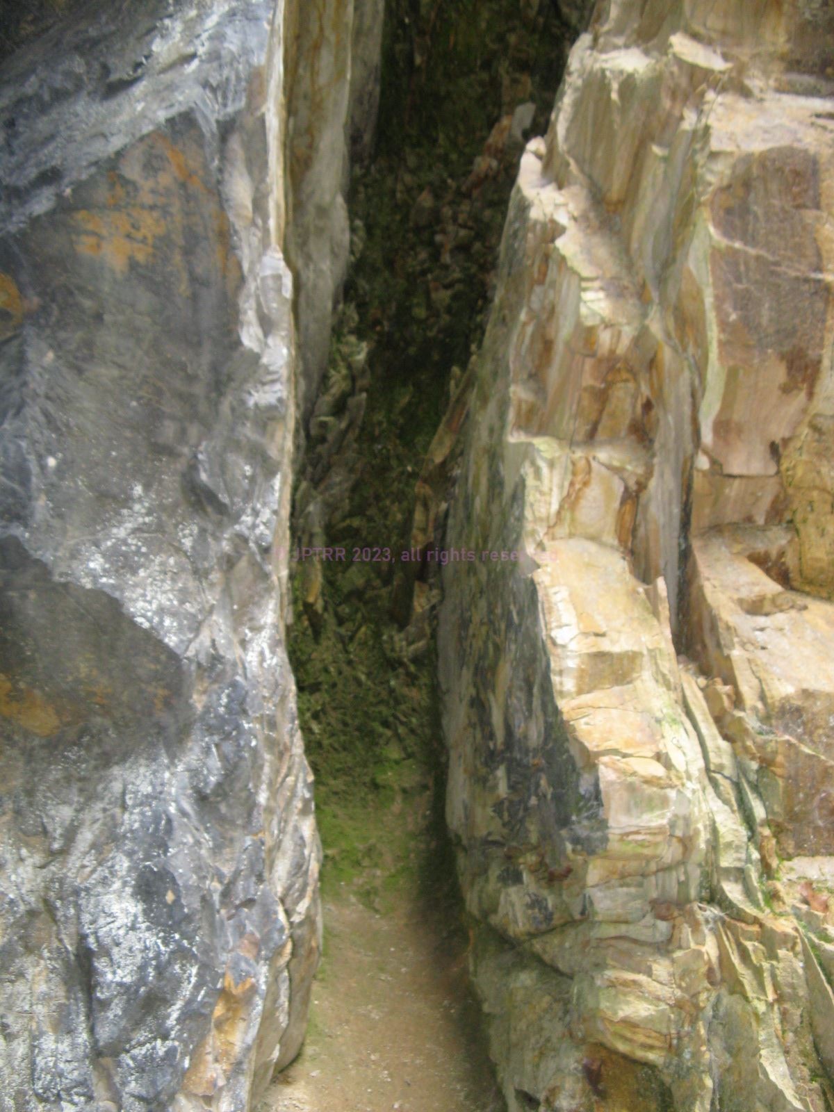 Stone: gray left, ochre right, green in the middle