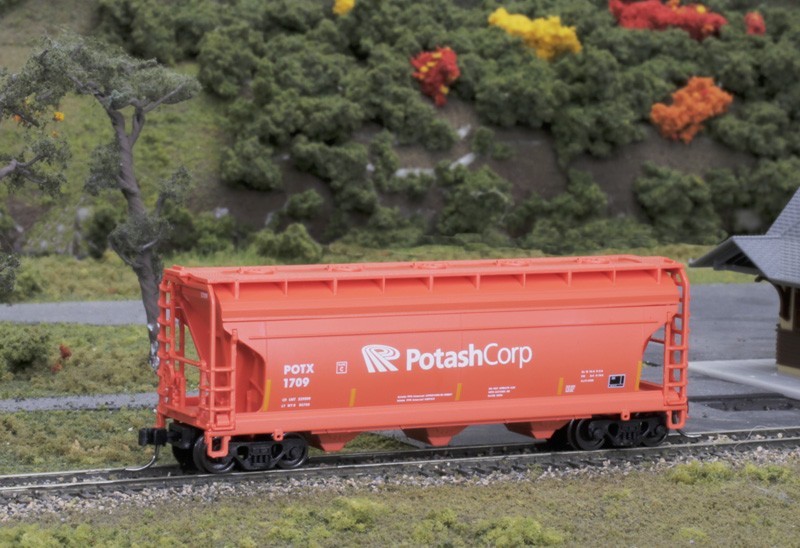 Trainman® N 3560 Covered Hopper