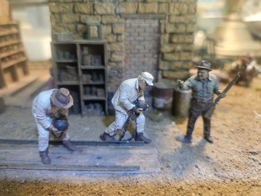 RRPR-O-27  - Here you get 3 figures for a chain gang.